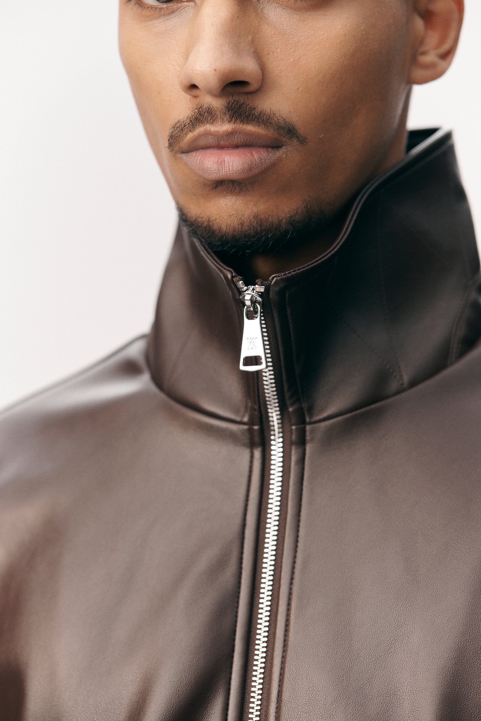 ZIP UP FAUX L SS26 DARK CHOCOLATE