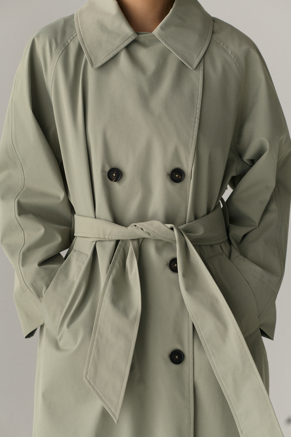 ROOMY TRENCH SS25 LIGHT GREY ARMY