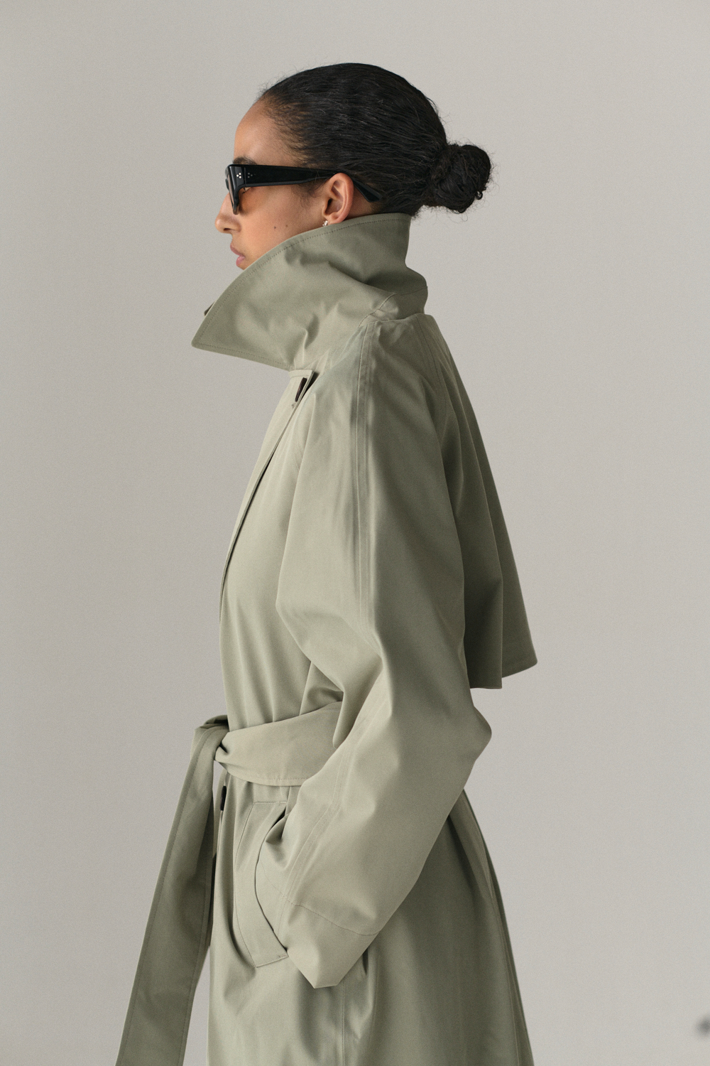 ROOMY TRENCH SS25 LIGHT GREY ARMY
